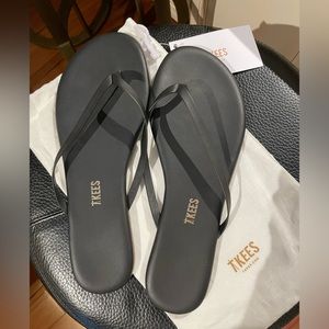 NEVER WORN TKEES BLACK LEATHER FLIP FLOPS